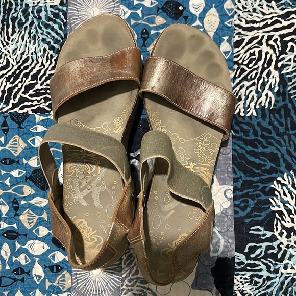 OTBT wedge heals size 8 super cute!! - Picture 5 of 5